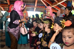Hj. Nanik S Zaini Arony menyalami anak-anak peserta lomba PAUD