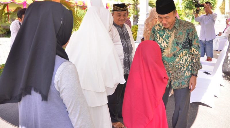 Open House, Dari Salaman Sampai Bincang Politik Open House, Dari Salaman Sampai Bincang Politik