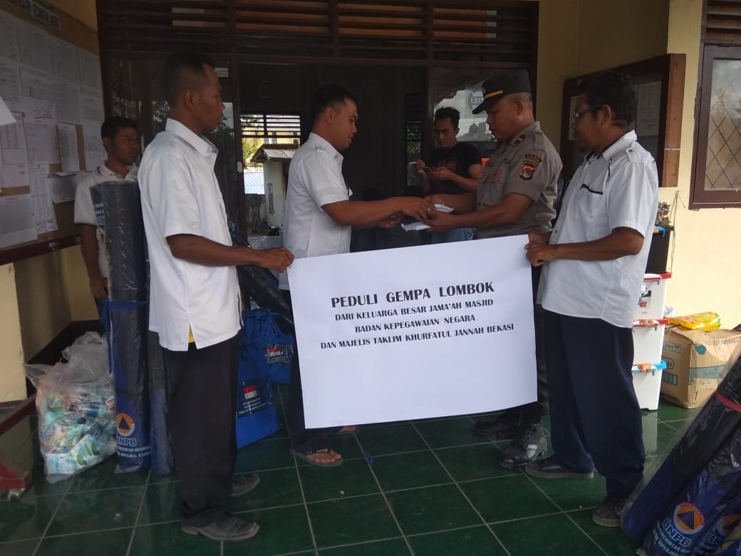 Jamaah Masjid BKN Pusat dan Majlis Ta’lim Khurftul Jannah Bekasi Bantu Korban Gempa Di Kecamatan Lingsar Jamaah Masjid BKN Pusat dan Majlis Ta’lim Khurftul Jannah Bekasi Bantu Korban Gempa Di Kecamatan Lingsar