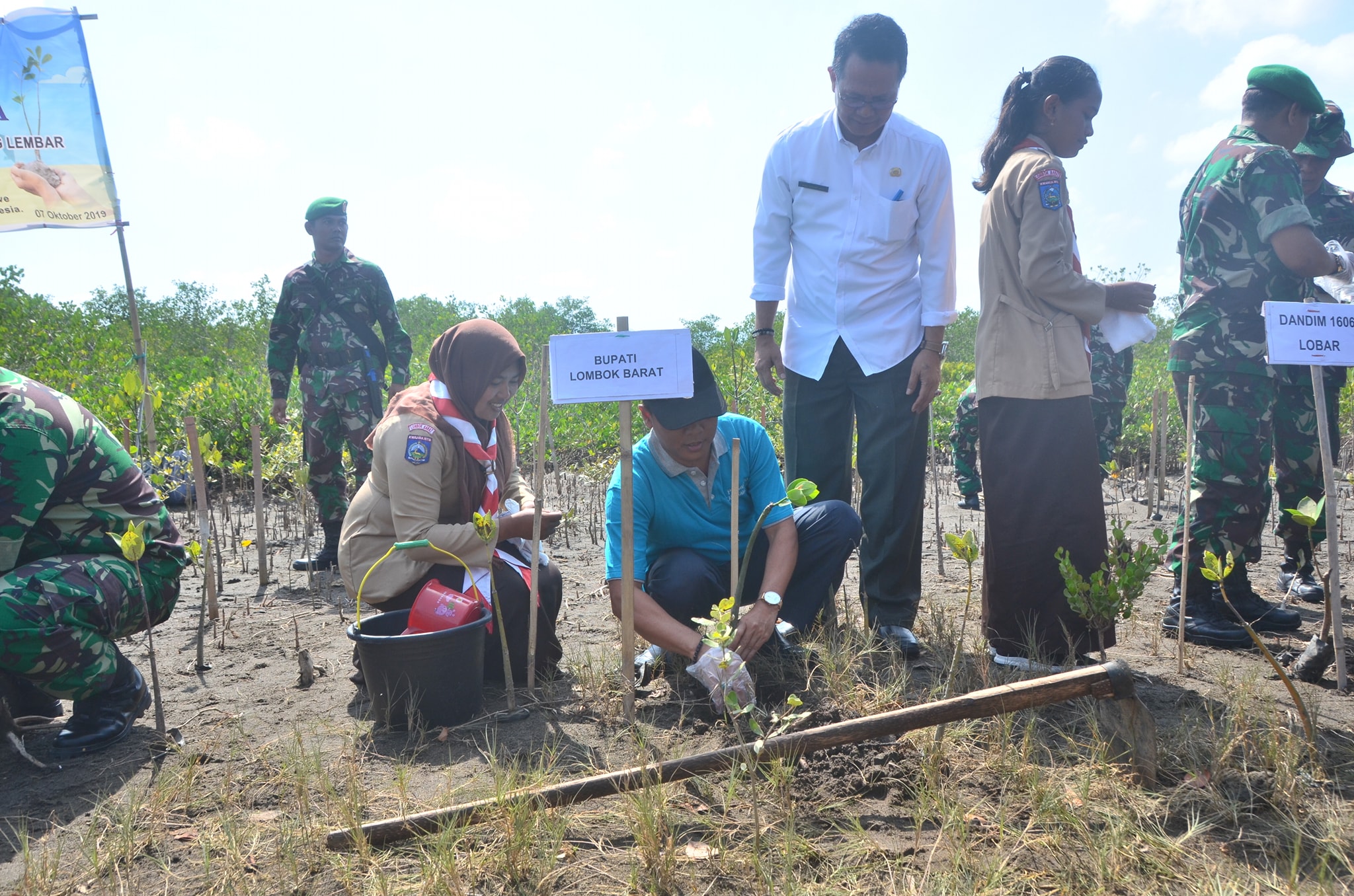 HUT TNI ke 74 di Lobar, Hijaukan Pantai Cemare dengan Tanam Mangrove HUT TNI ke 74 di Lobar, Hijaukan Pantai Cemare dengan Tanam Mangrove