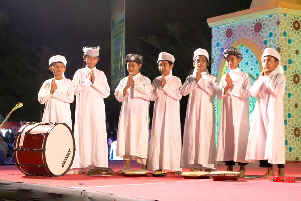 BERIKAN SALAM PENGHORMATAN BERIKAN SALAM PENGHORMATAN