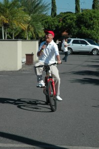 Sekda Lobar, HM Uzair, gaya khas dan santai bersepeda mengumumkan pemenang door prize peringatan HUT RSUD Tripat, Jumat (28-4-2012)