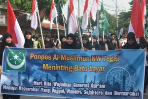 Ponpes Al-Muslimun NW Tegal Batulayar turut berpartisipasi dalam Pawai Taaruf MTQ Lobar ke-26