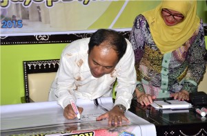 Wabup Lobar H Fauzan Khalid, S.Ag, M.Si menandatangani komitmen bersama meraih akreditasi tahun 2015