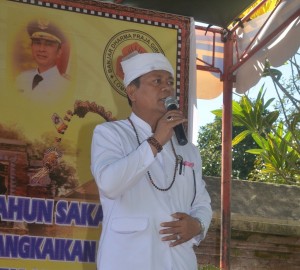 Dr. Drs. I Nyoman Murba, M.Ag., dari STAHN Puje Mataram saat memimpin doa