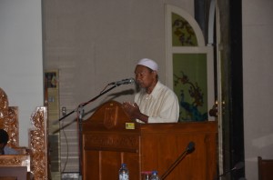 H. Mujiburrahman memimpin doa