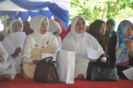 Hj. Khaeratun Fauzan Khalid, S.HI (kiri) duduk bersebelahan dengan Ketua DPRD Lobar, Hj. Sumiatun