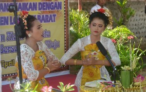 Ni Nyoman Ayu Lestari dan Ni Kadek Winda membacakan Weda Wakya