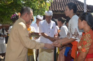 Sekda HM. Uzair menyerahkan secara simbolik bantuan yang berasal dari dana punia Baznas Lombok Barat kepada para penerima bantuan