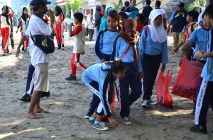 Suasana lomba kebersihan Pantai Senggigi (1)