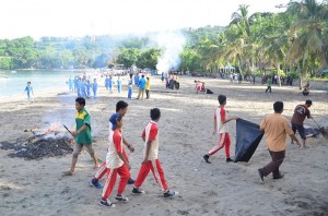 Suasana lomba kebersihan Pantai Senggigi (2)