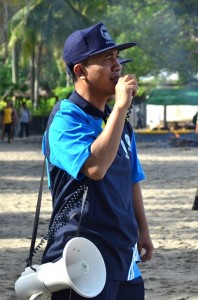 Wakil Bupati Lombok Barat, H. Fauzan Khalid, S.Ag., M.Si., mengawasi lomba kebersihan pantai