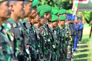 Personil TNI yang tergabung dalam Satgas TMMD