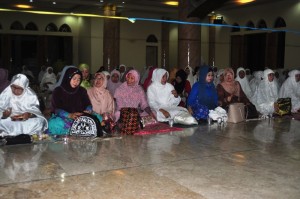 Kegiatan safari ramadhan Pemprov NTB di Masjid Jamiq Baiturrahman, Kediri, Jumat malam (26-6-2015) (1)