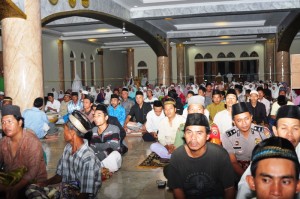 Kegiatan safari ramadhan Pemprov NTB di Masjid Jamiq Baiturrahman, Kediri, Jumat malam (26-6-2015) (2)