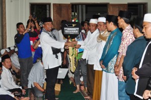 Kegiatan safari ramadhan Pemprov NTB di Masjid Jamiq Baiturrahman, Kediri, Jumat malam (26-6-2015) (5)