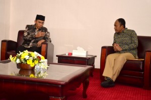 Poto2 dok. penyerahan SK Plt Bupati Lobar oleh Gubernur ke  wabup Lobar H. Fauzan Khalid (3)