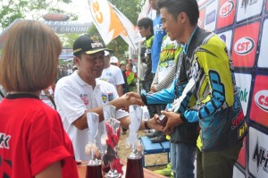 Plt. Bupati menyerahkan hadiah kepada para juara pada Kejurnas Drag Bike