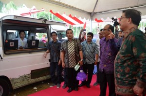 Menteri Agraria dan tata Ruang-Kepala BPN RI Ferry Mursidan Baldan, ketika meninju stand pelayanan pendaftaran Tanah pada penyerahan sertifikat tanah di Pantai Kerandangan, Lombok Barat Sabtu lalu
