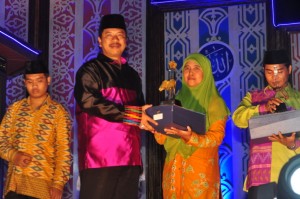 Walikota Bima HM. Qurais H. Abidin menhyerahkan piala kepada Mas'adatin S.Pd juara I Qiroat Wanita MTQ XXVI NTB di kota Bima