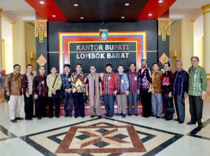 Rombongan Pemkab. Banjar poto bersama di depan lobby utama Kantor Bupati Lombok Barat, sebeljum meninggalkan gumi Patut Patuh Patju menuju kota Intan Banjar