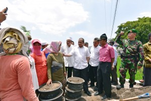 Menteri Desa PDTT Marwan Jafar meninjau pembangunan jalan untuk akses sosial dan ekonomi masyarakat desa di Desa Bug Bug, Kecamatan Lingsar, Lombok Barat, NTB (Sigit Purwanto/ Humas Kemendes PDTT) 