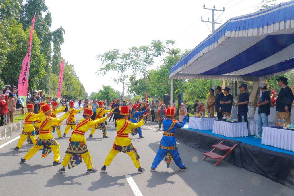 Jelang HUT Ke 65 Lobar, Ribuan Orang Ramaikan Pawai Alegoris
