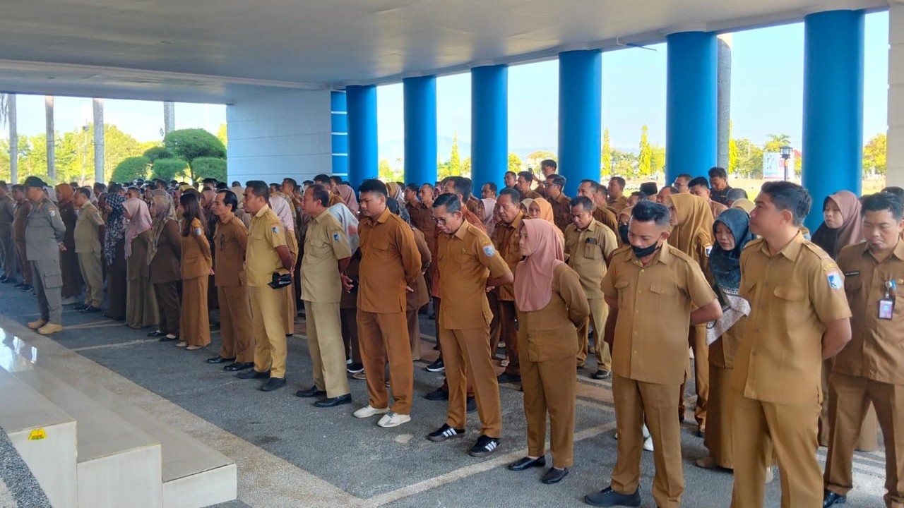 Apel Pagi, Bupati LAZ : Hak Pegawai Harus Terjamin, Bekerja dengan Efisiensi dan Tanggung Jawab Apel Pagi, Bupati LAZ : Hak Pegawai Harus Terjamin, Bekerja dengan Efisiensi dan Tanggung Jawab