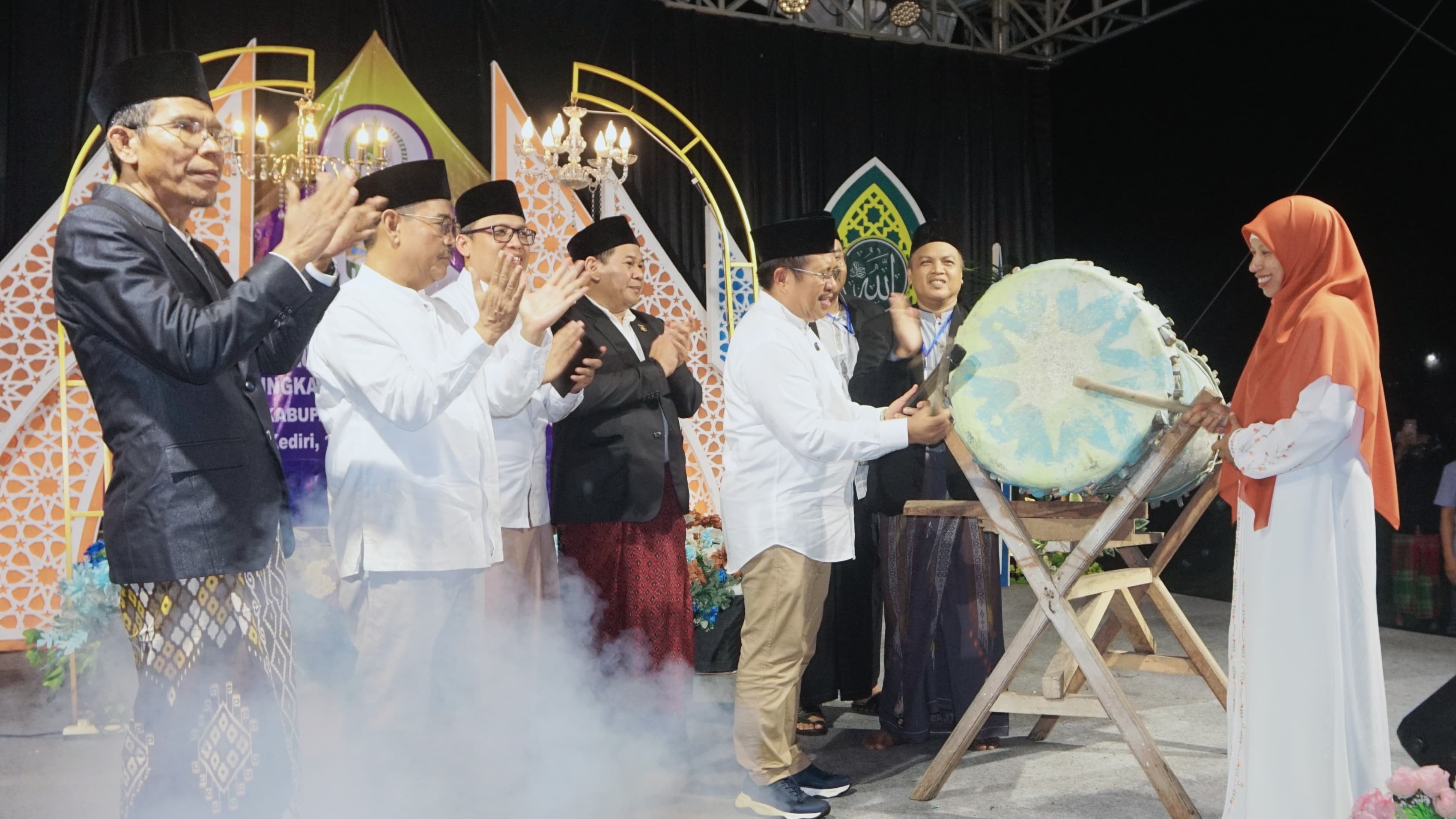 Spirit Qur’ani Menyala pada Pembukaan MTQ ke-XXXI di Kediri, Bupati LAZ : Jadikan MTQ Sebagai Jalan Penguatan Iman dan Sosial. Spirit Qur’ani Menyala pada Pembukaan MTQ ke-XXXI di Kediri, Bupati LAZ : Jadikan MTQ Sebagai Jalan Penguatan Iman dan Sosial.