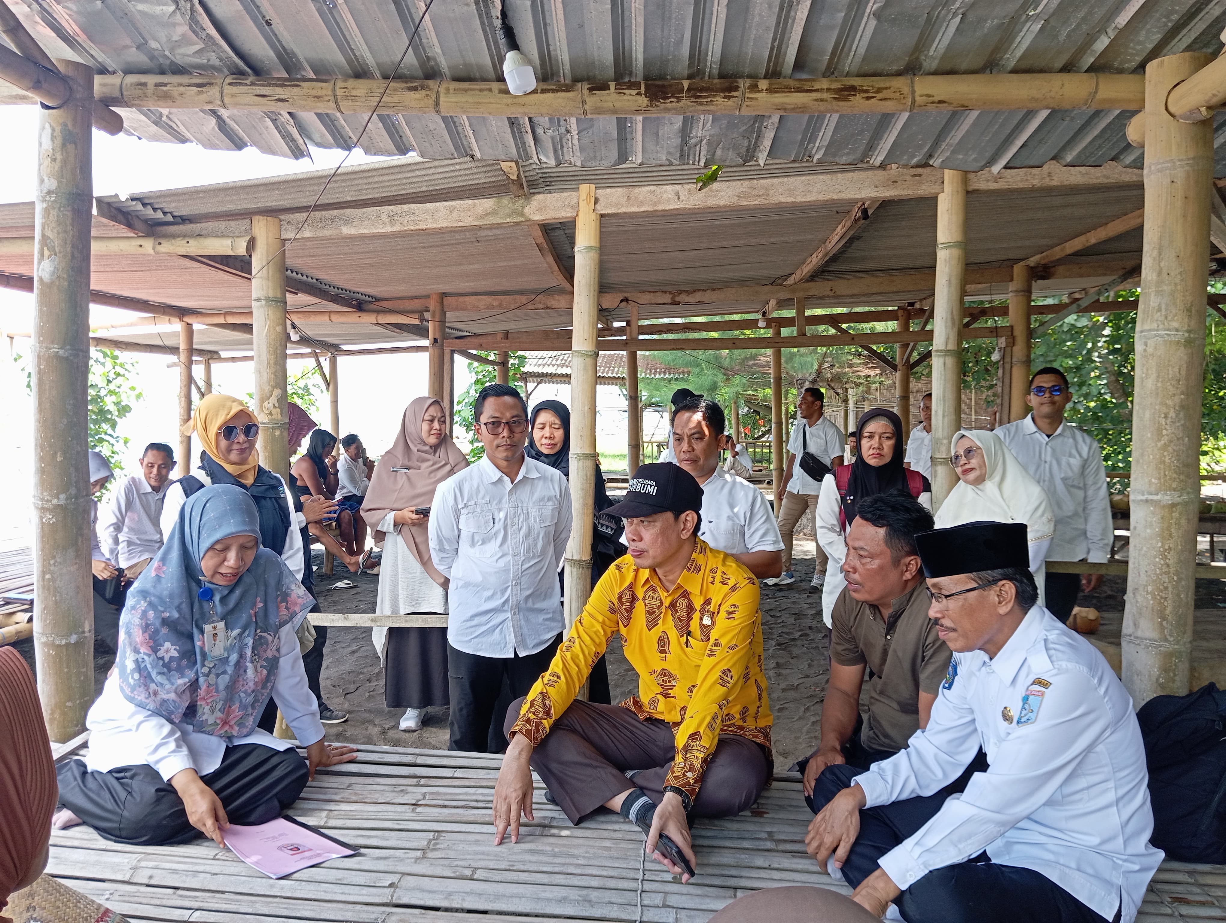 Wabup UNA Turun ke Pesisir: Dukung Produktivitas Nelayan Cemara Lewat Bantuan Alat Tangkap dan Mesin Perahu