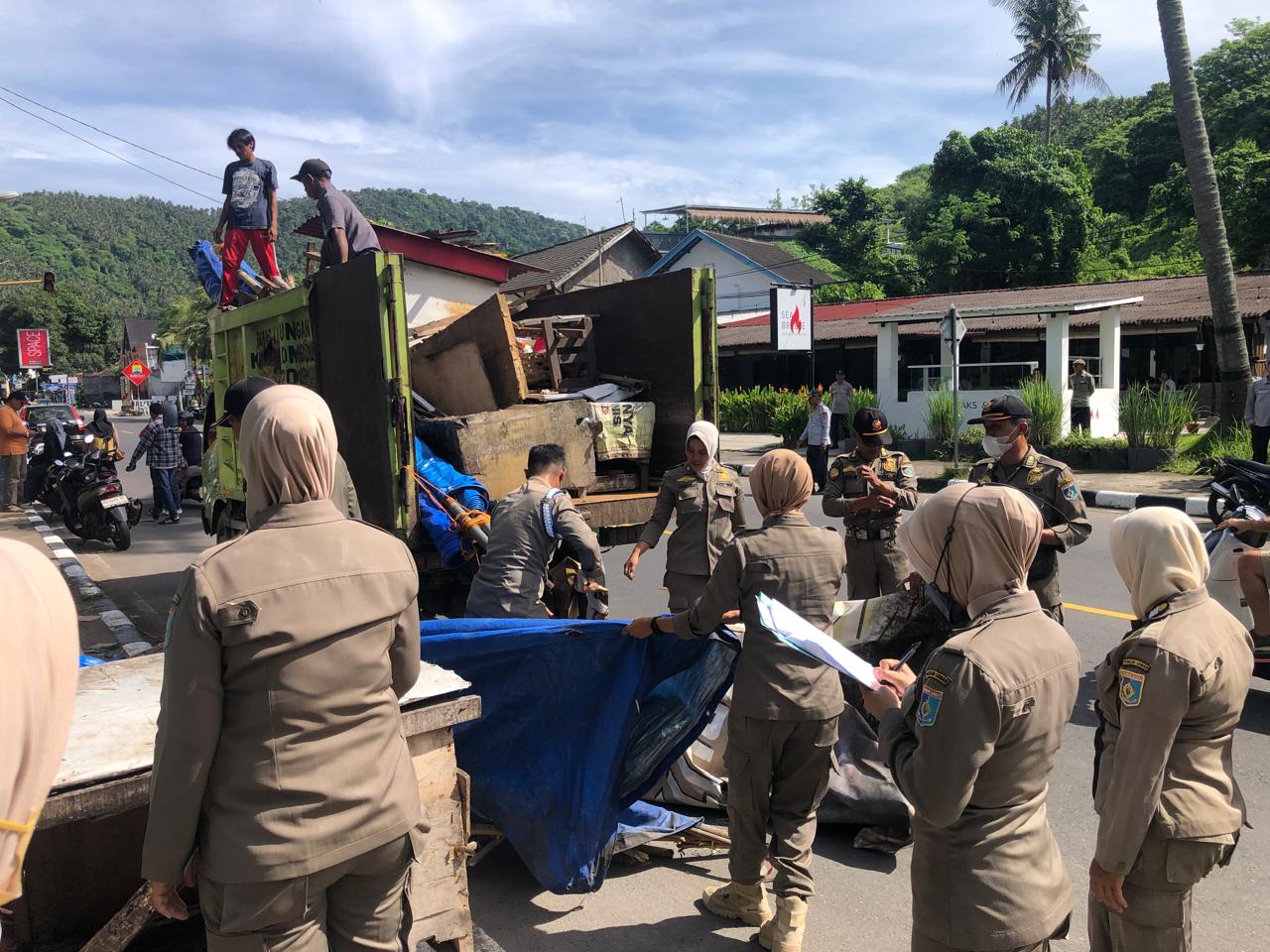 Pemkab Lobar Tertibkan Lapak Pedagang di Senggigi, Sat Pol PP Tegaskan Pengawasan Berkelanjutan
